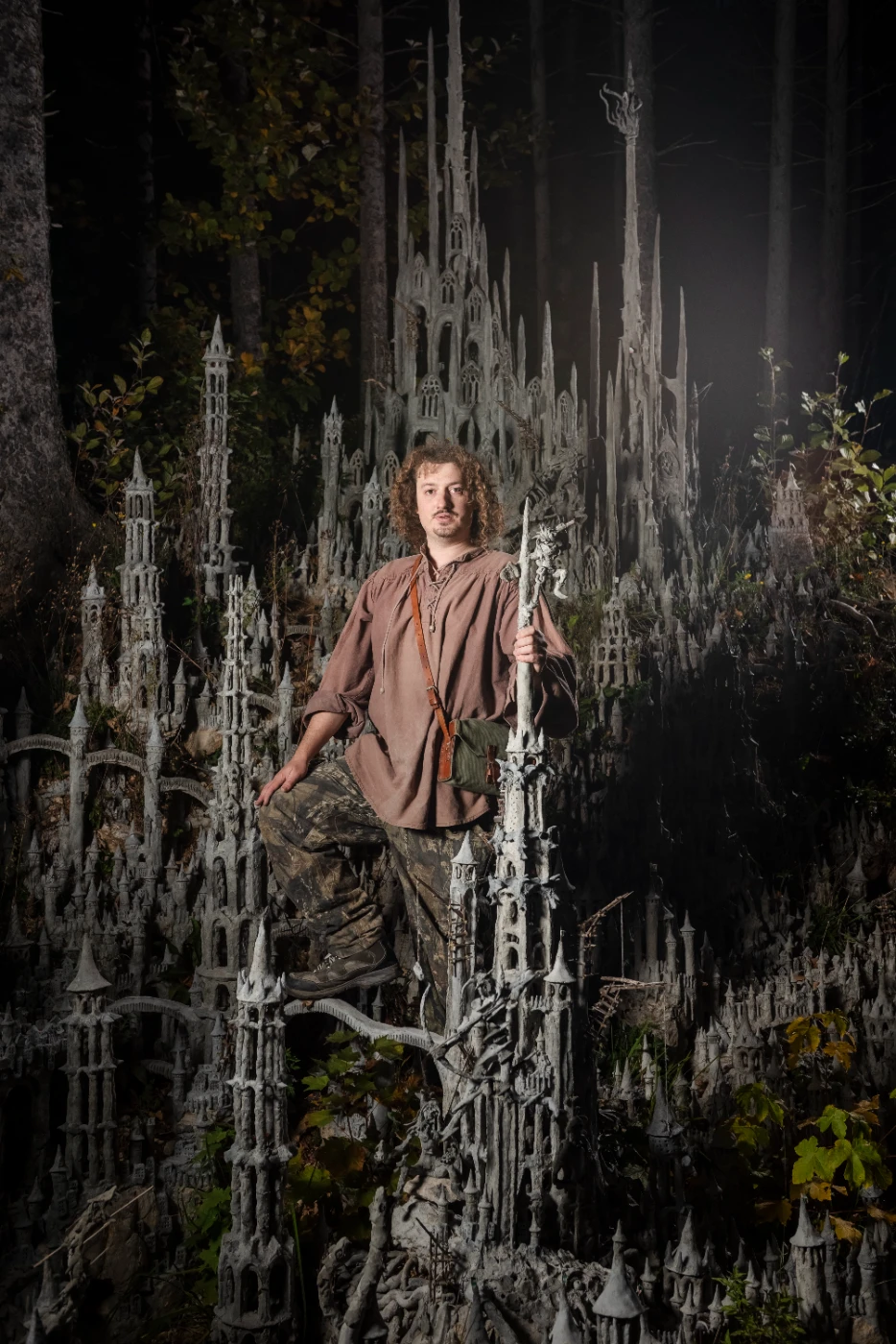 photo www.sebanex.com Image du sculpteur suisse François Monthoux devant sa sculpture.