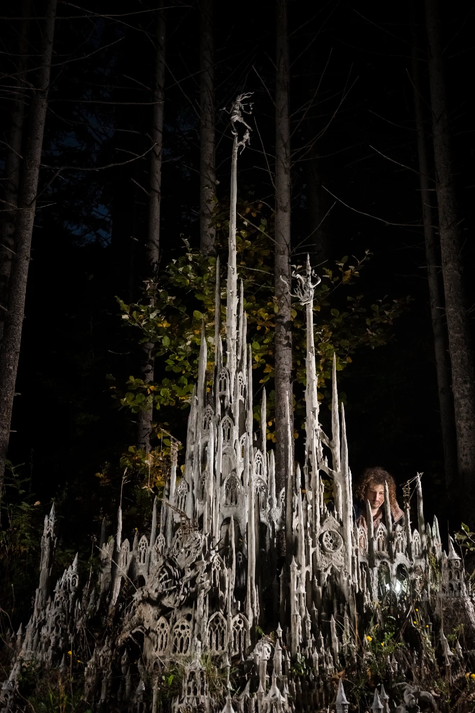 photo www.sebanex.com Image du sculpteur suisse François Monthoux devant sa sculpture. Sculpture d’un monde imaginaire par François Monthoux, artiste et sculpteur suisse. 