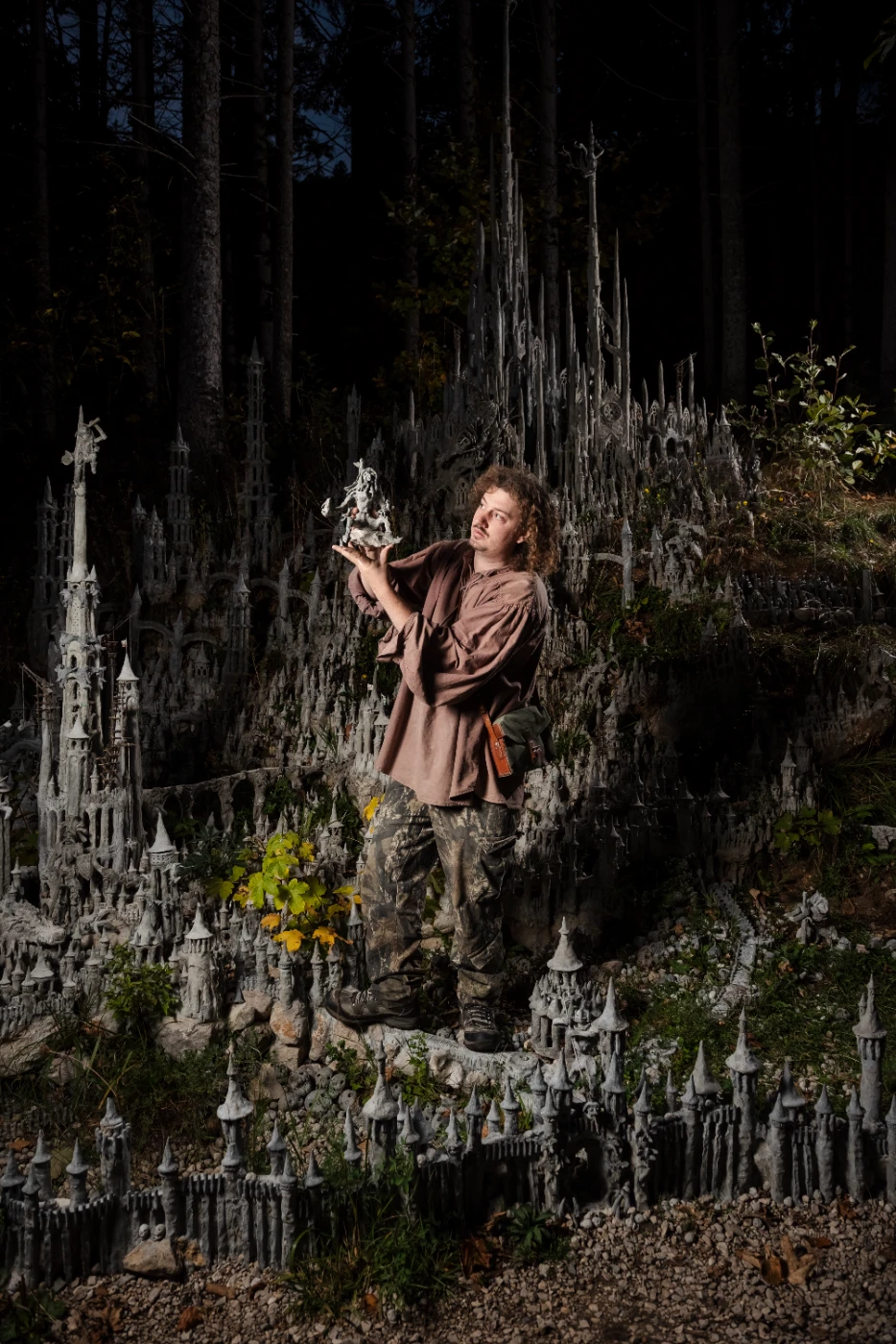 photo www.sebanex.com Image du sculpteur suisse François Monthoux devant sa sculpture. Sculpture d’un monde imaginaire par François Monthoux, artiste et sculpteur suisse. 