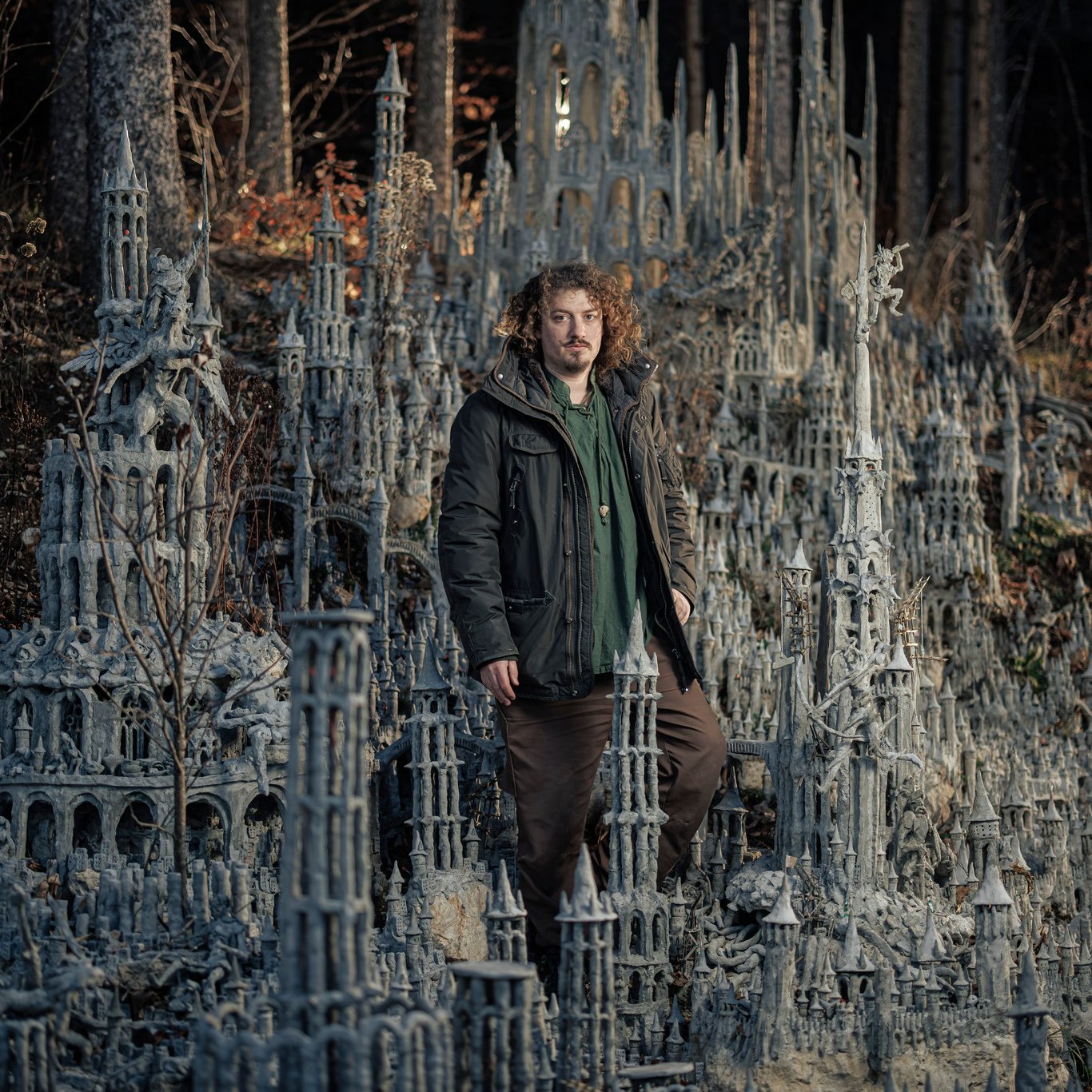 Image François Monthoux de nuit devant sa sculpture de 2023