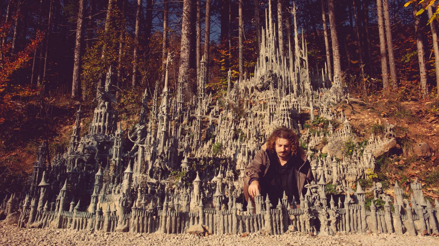 Image du sculpteur suisse François Monthoux devant sa sculpture.