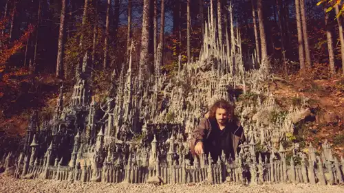 Image du sculpteur suisse François Monthoux devant sa sculpture. Univers imaginaire et poétique sculpté par François Monthoux, artiste suisse.