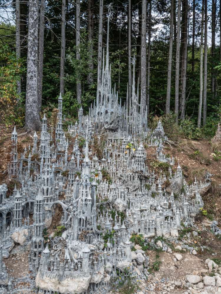 Image du sculpteur suisse François Monthoux devant sa sculpture.