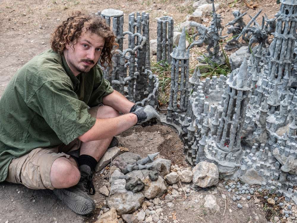 Image du sculpteur suisse François Monthoux devant sa sculpture.