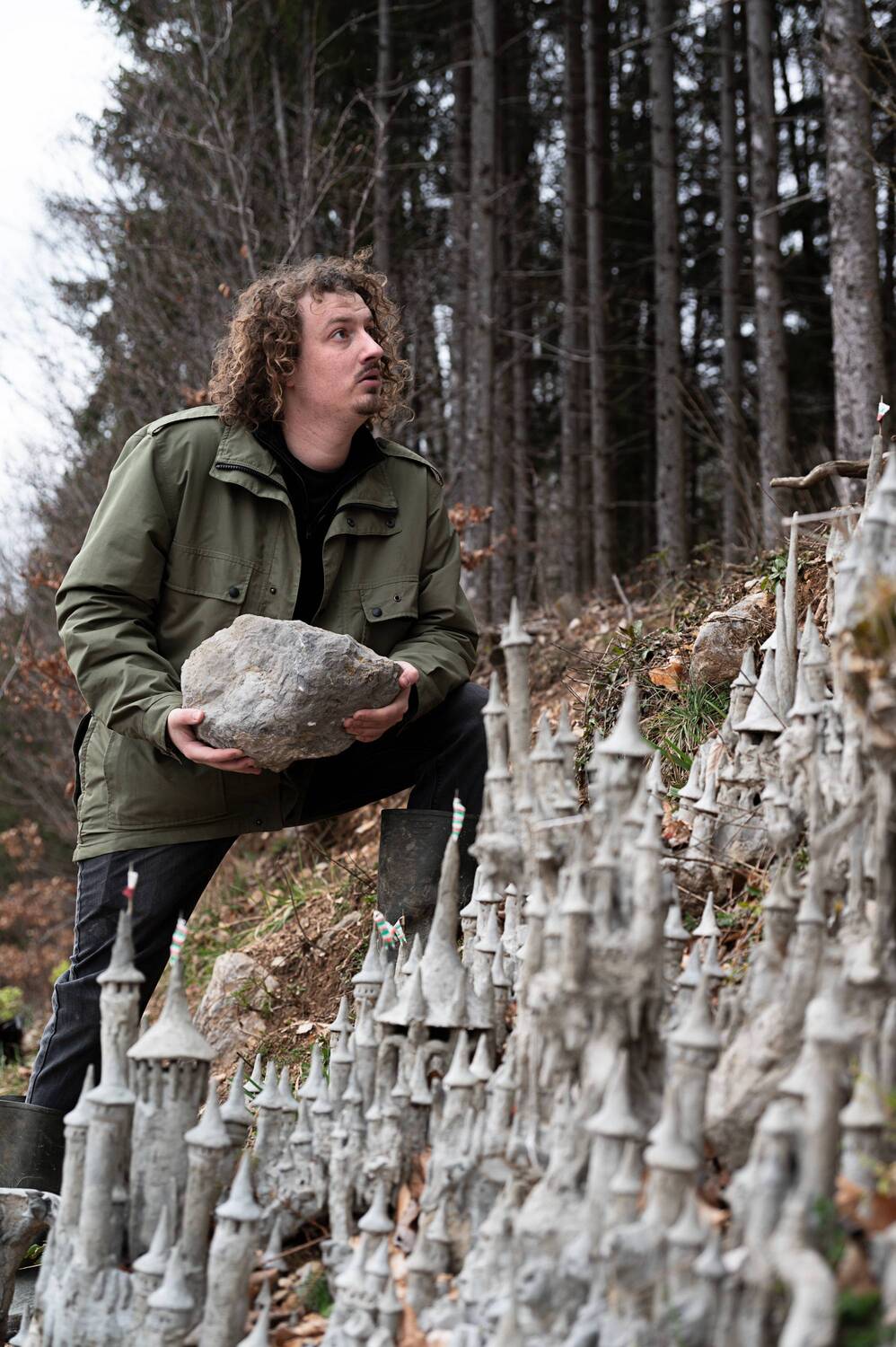 Image du chien du sculpteur suisse François Monthoux devant sa sculpture.