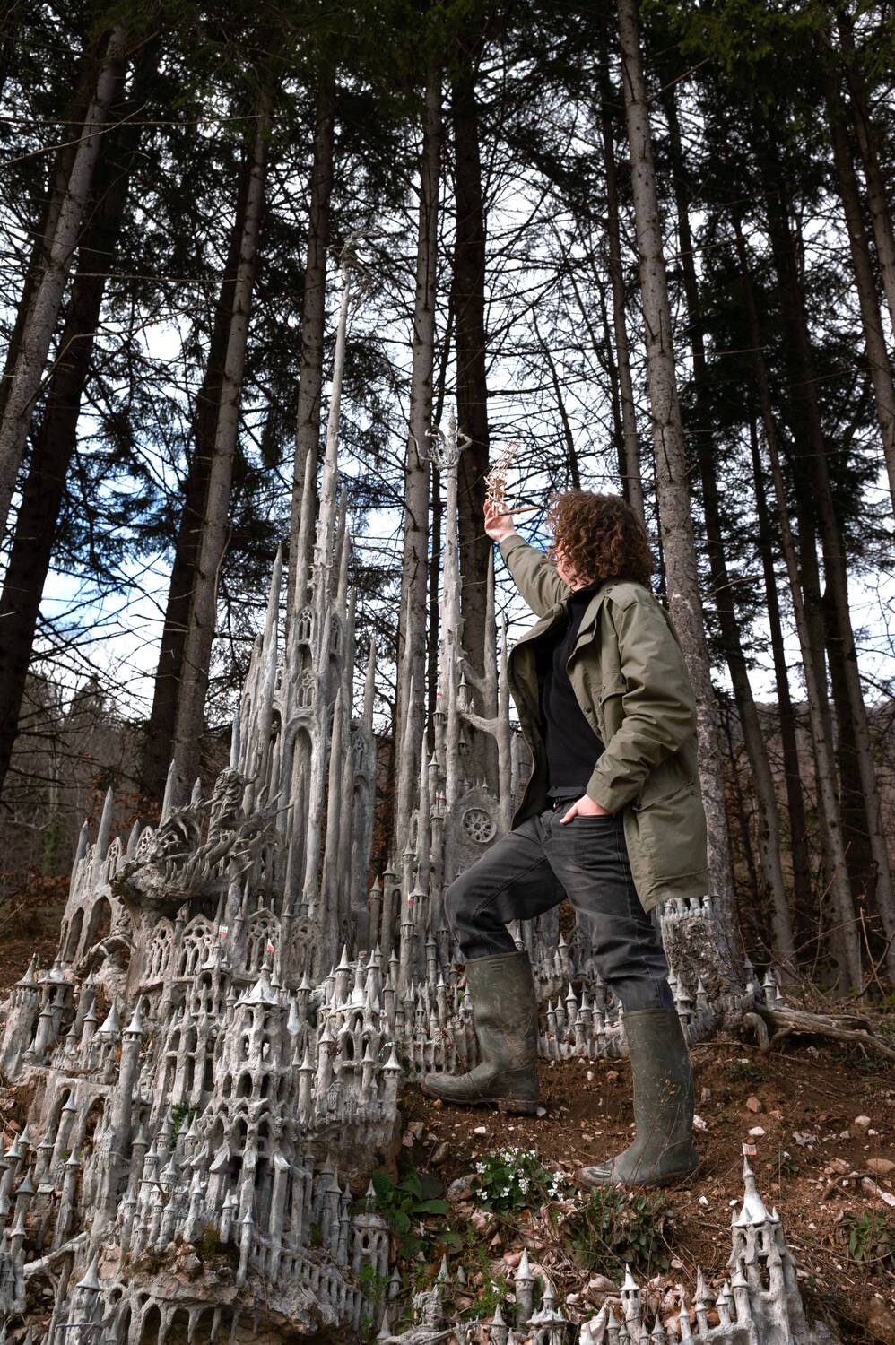 Image du sculpteur suisse François Monthoux devant sa sculpture.