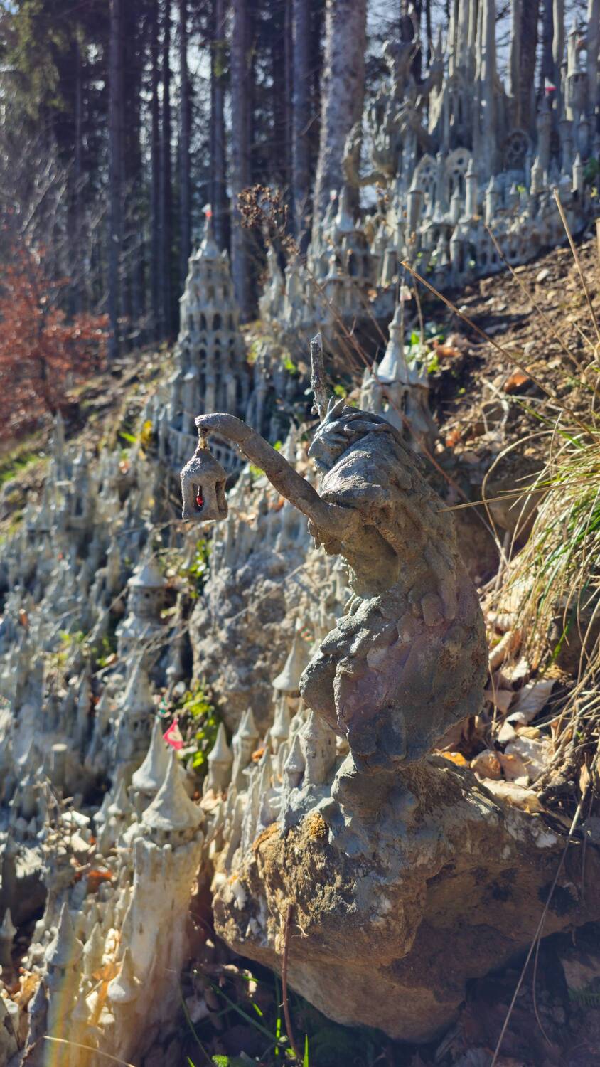 Image du sculpteur suisse François Monthoux devant sa sculpture.