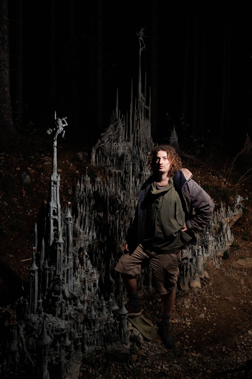 Image François Monthoux de nuit devant sa sculpture de 2023