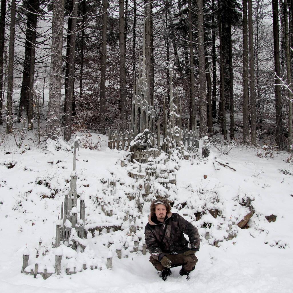 Image du chien du sculpteur suisse François Monthoux devant sa sculpture.