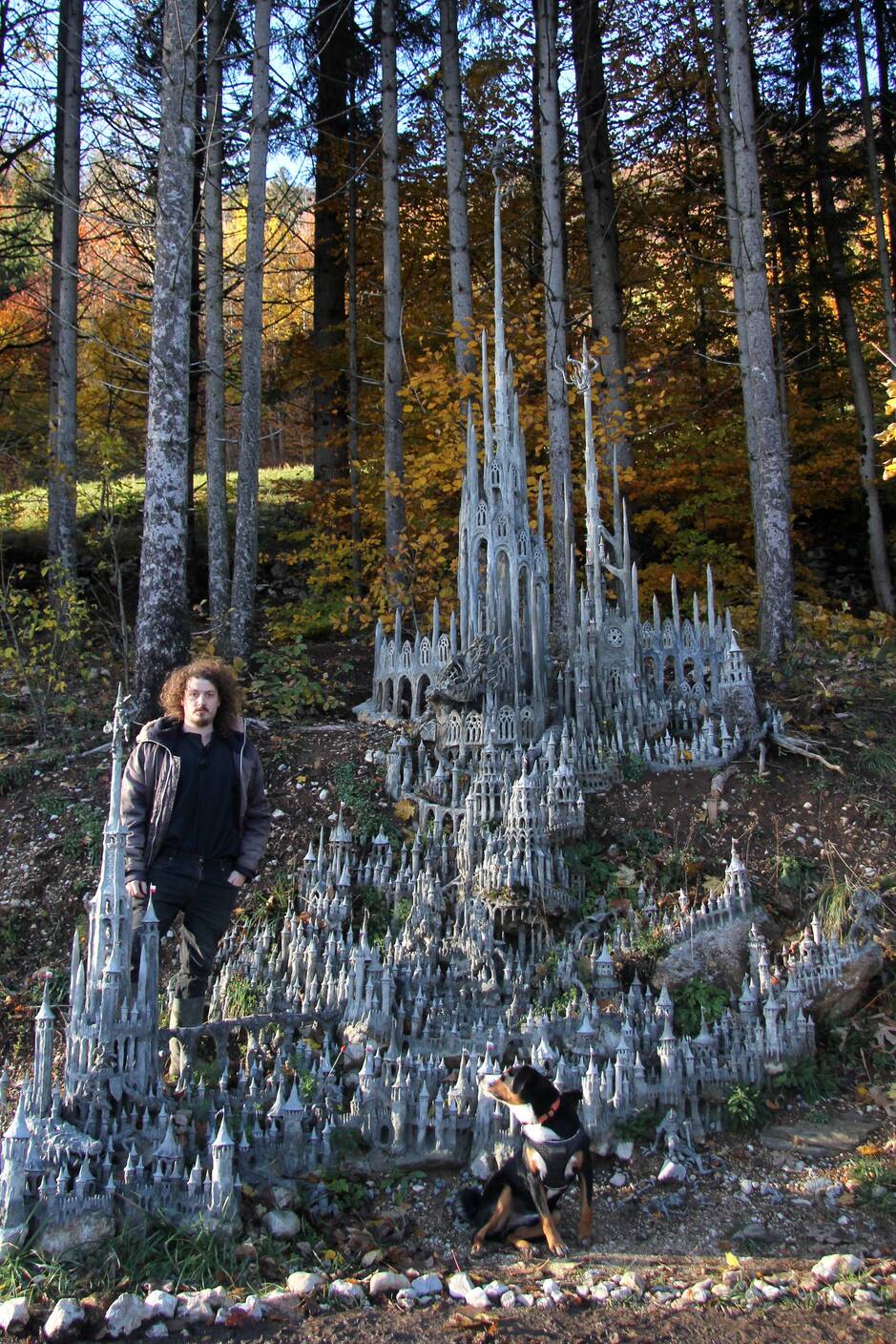 Image du sculpteur suisse François Monthoux devant sa sculpture.