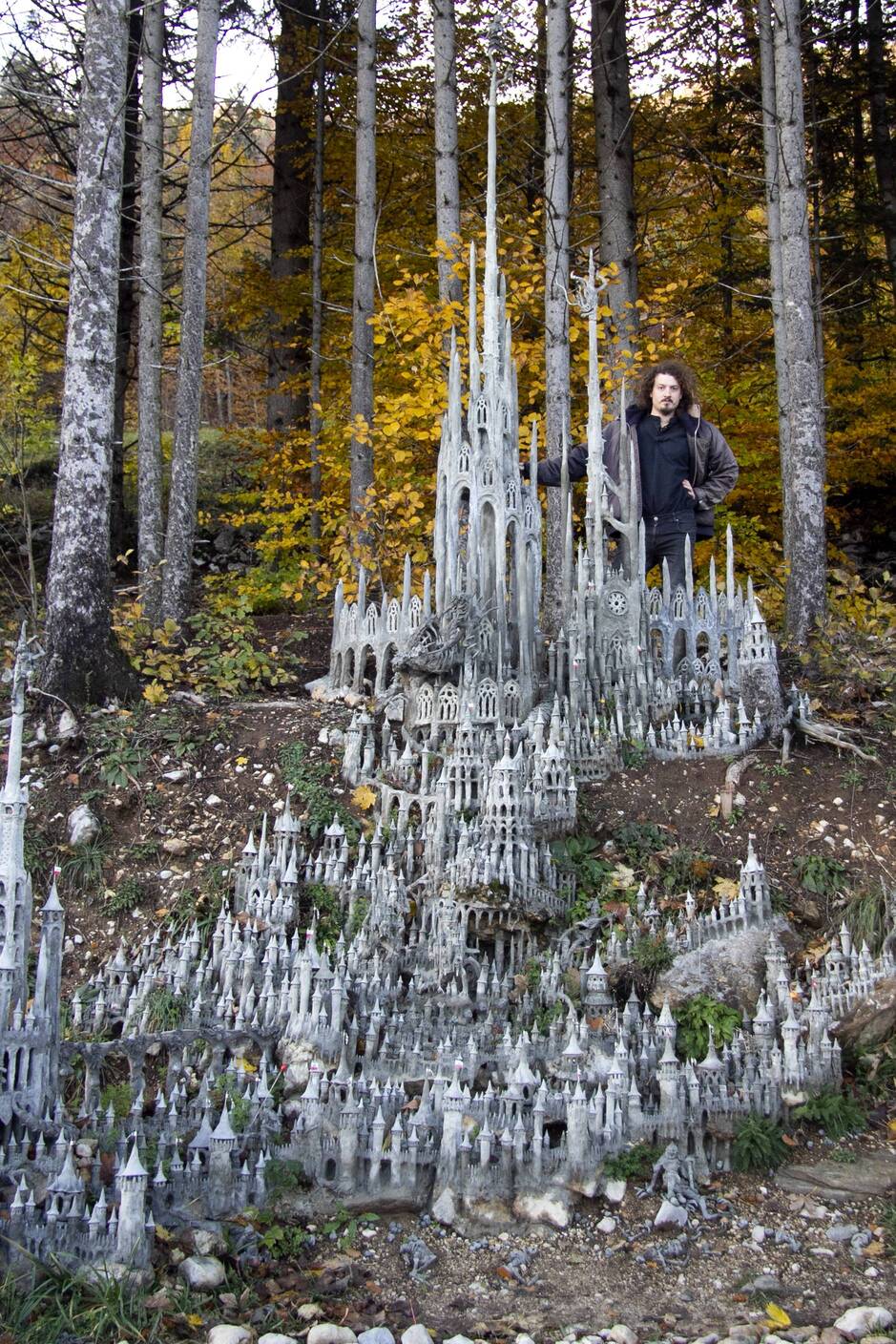 Image du sculpteur suisse François Monthoux devant sa sculpture.