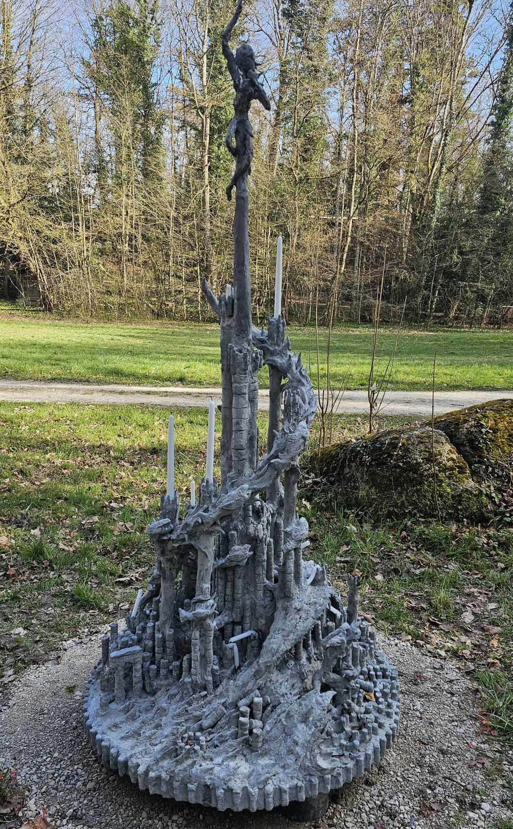 Image François Monthoux de nuit devant sa sculpture de 2023