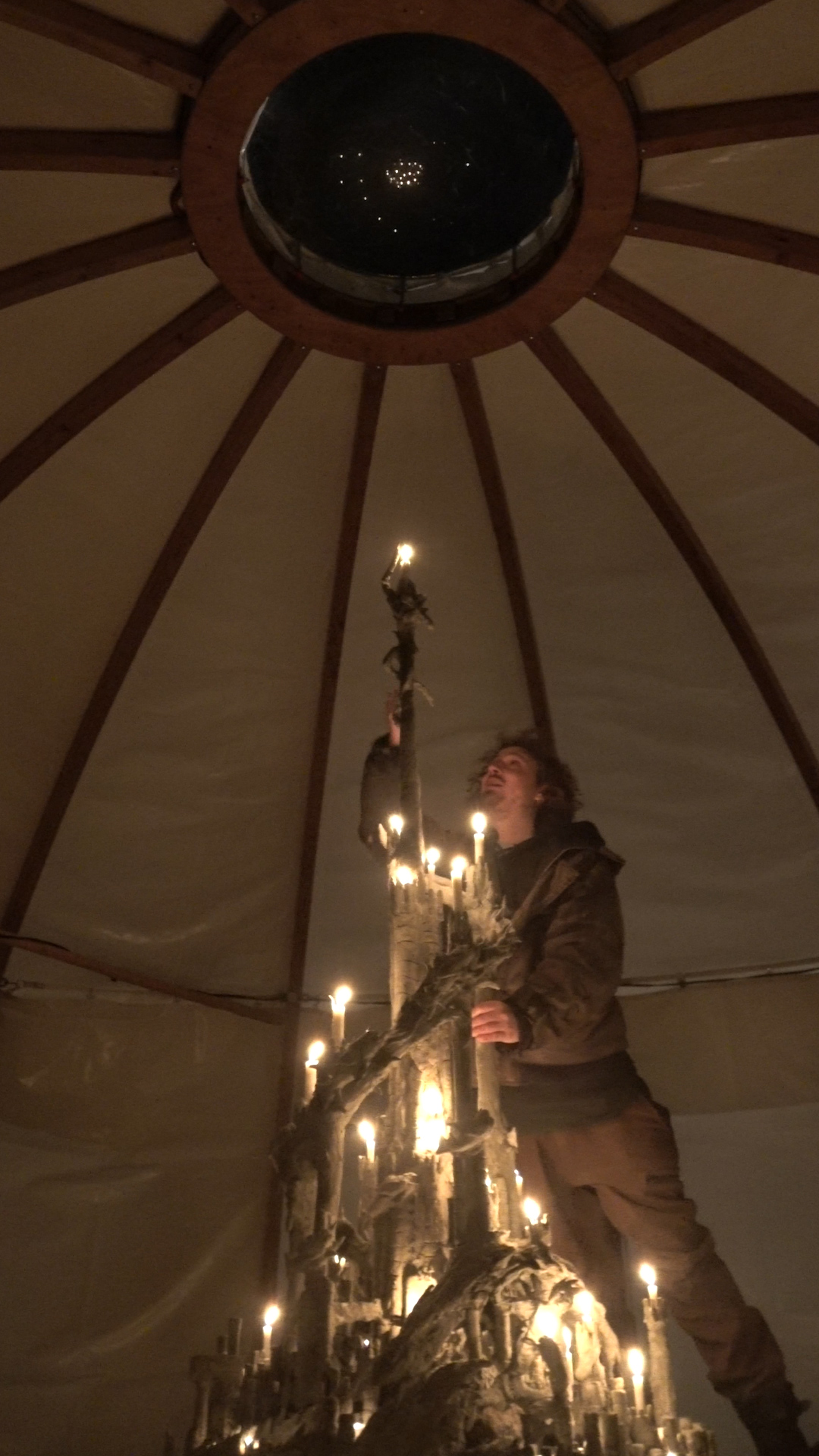 Image François Monthoux de nuit devant sa sculpture de 2023
