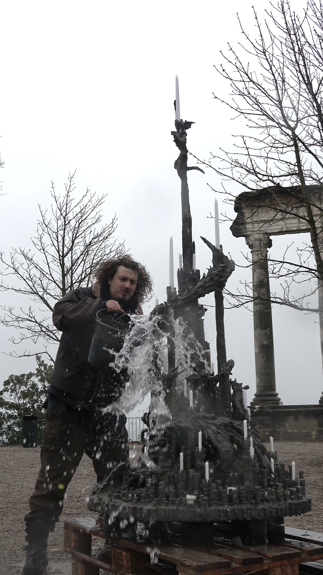Image François Monthoux de nuit devant sa sculpture de 2023