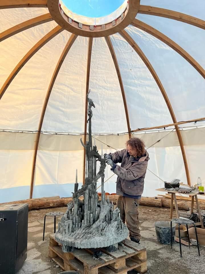 Image François Monthoux de nuit devant sa sculpture de 2023