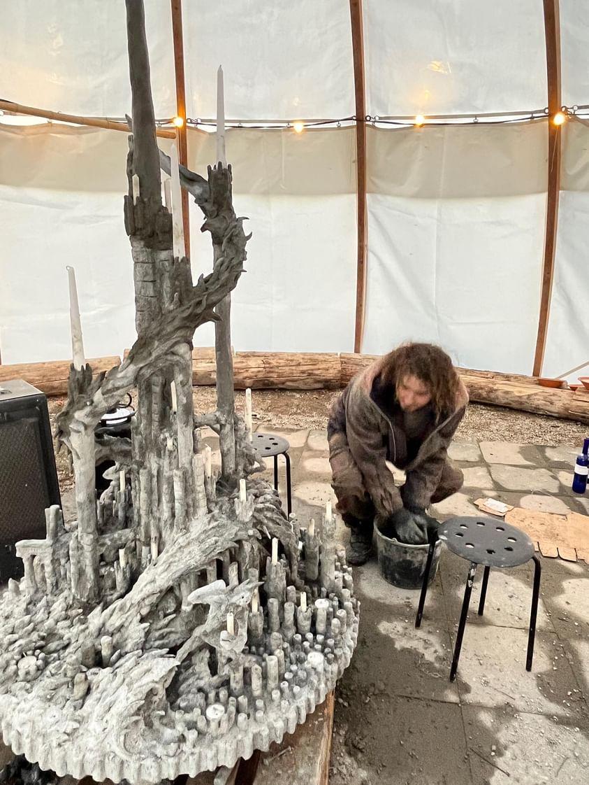 Image François Monthoux de nuit devant sa sculpture de 2023