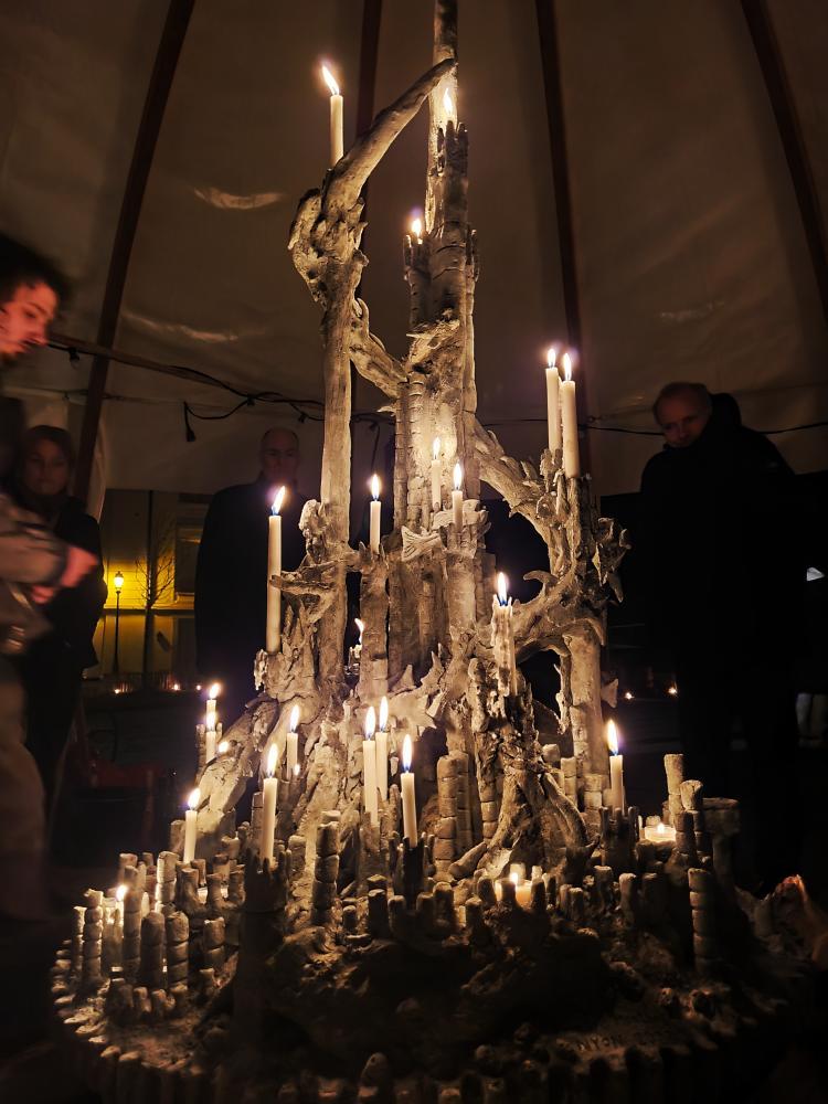 Image François Monthoux de nuit devant sa sculpture de 2023