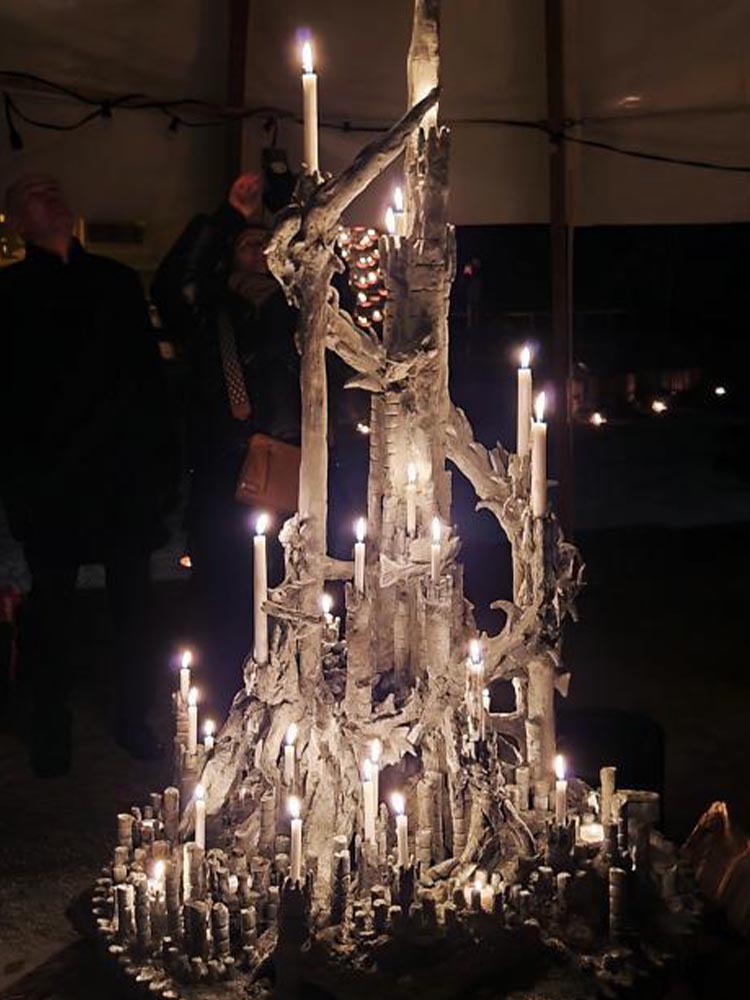 Image François Monthoux de nuit devant sa sculpture de 2023
