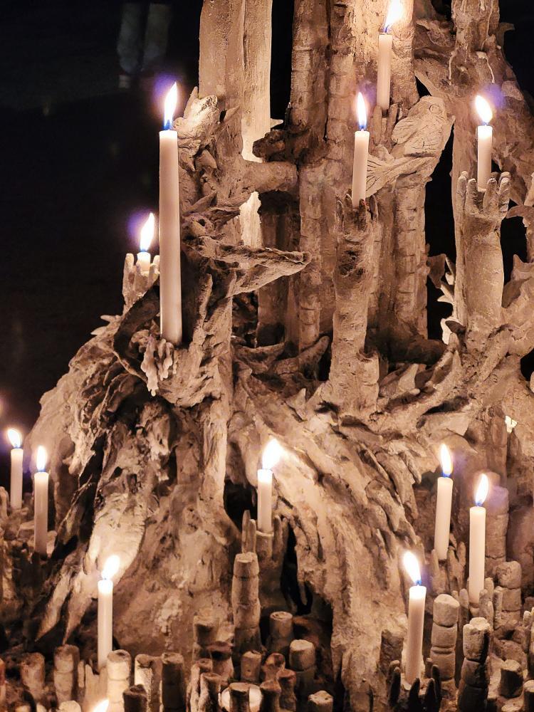 Image François Monthoux de nuit devant sa sculpture de 2023