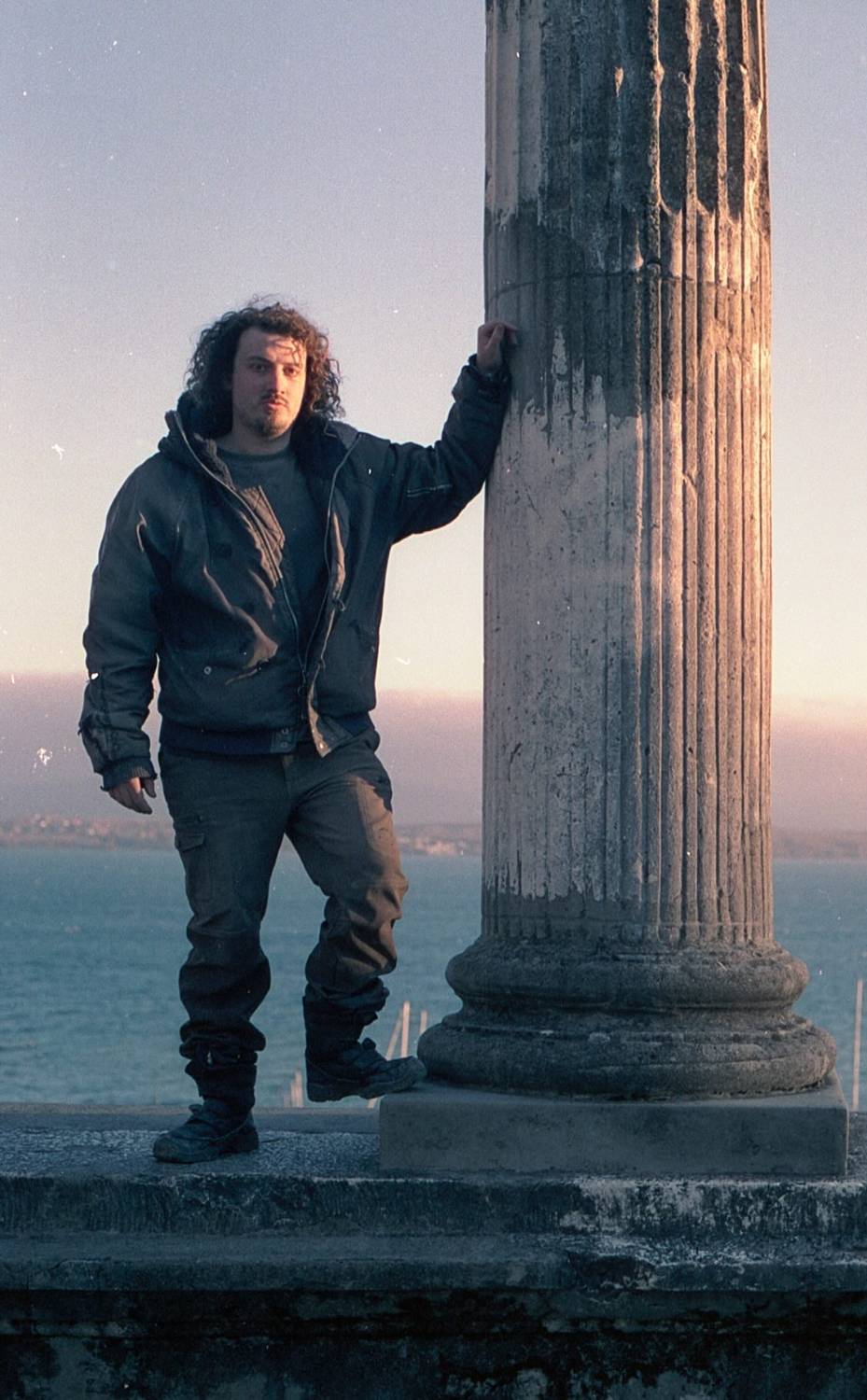 Image François Monthoux de nuit devant sa sculpture de 2023