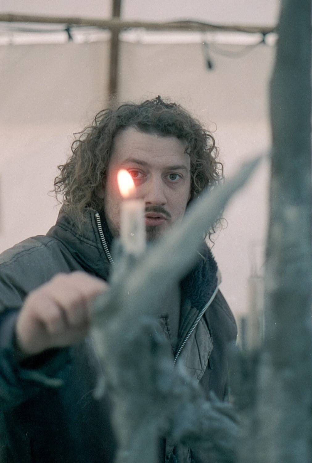 Image François Monthoux de nuit devant sa sculpture de 2023